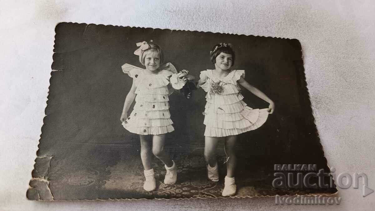 Снимка Две момичета с бели роклички