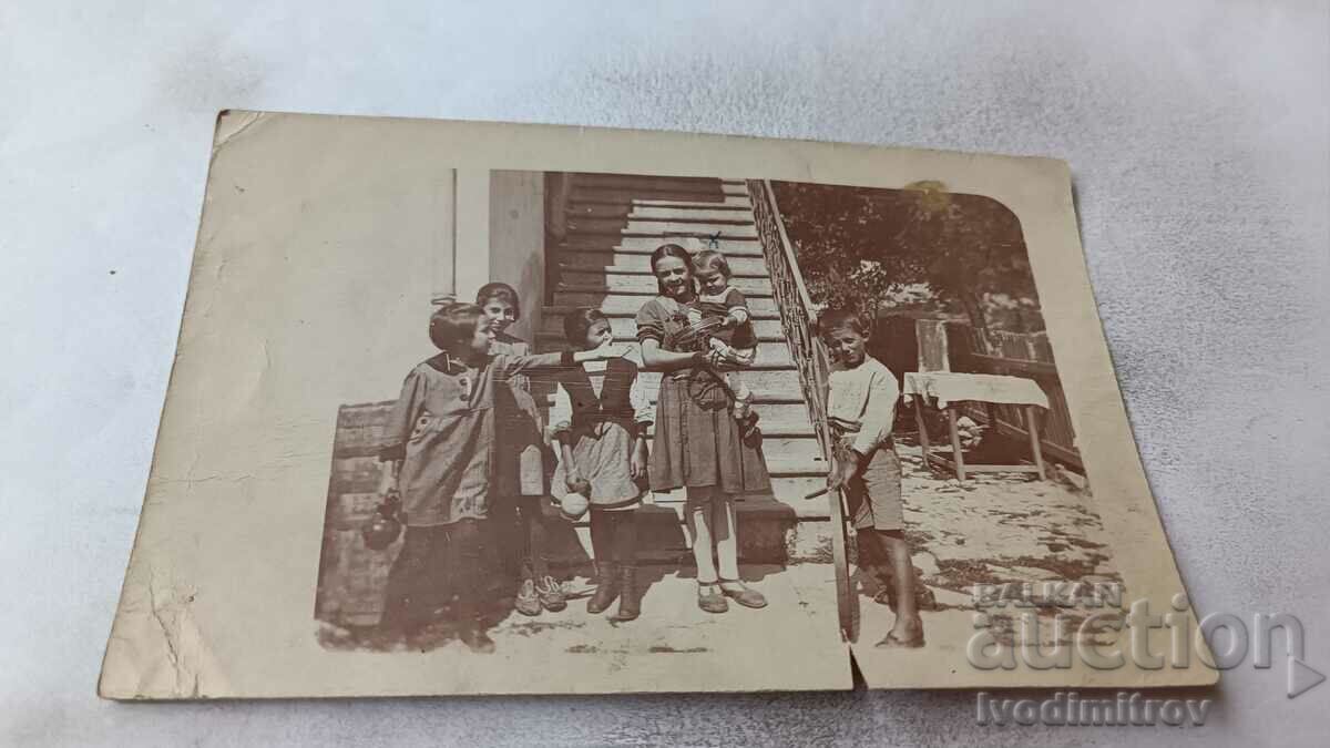 Fotografie Veliko Tarnovo Femeie și copii în curtea casei lor
