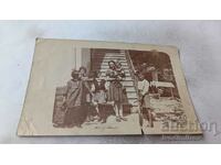 Снимка Велико Търново Жена и деца в двора на къщата си