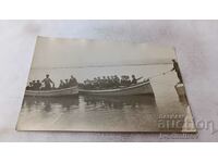 Photo Young men and women in two boats for walks in the sea