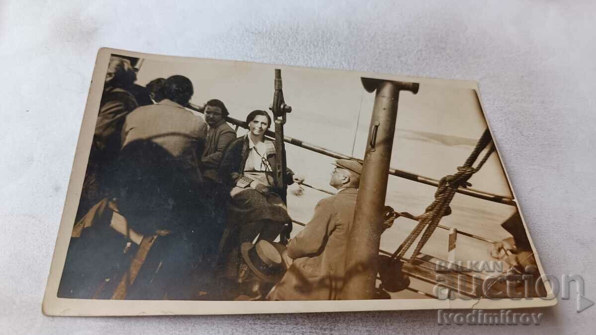Φωτογραφία Άνδρες και γυναίκες σε ένα πλοίο στη θάλασσα