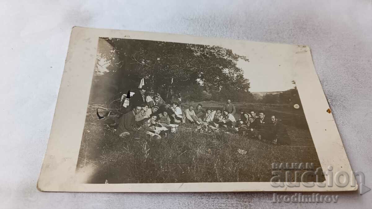 Снимка Мъже младежи и девойки на пикник на Камчията 1932