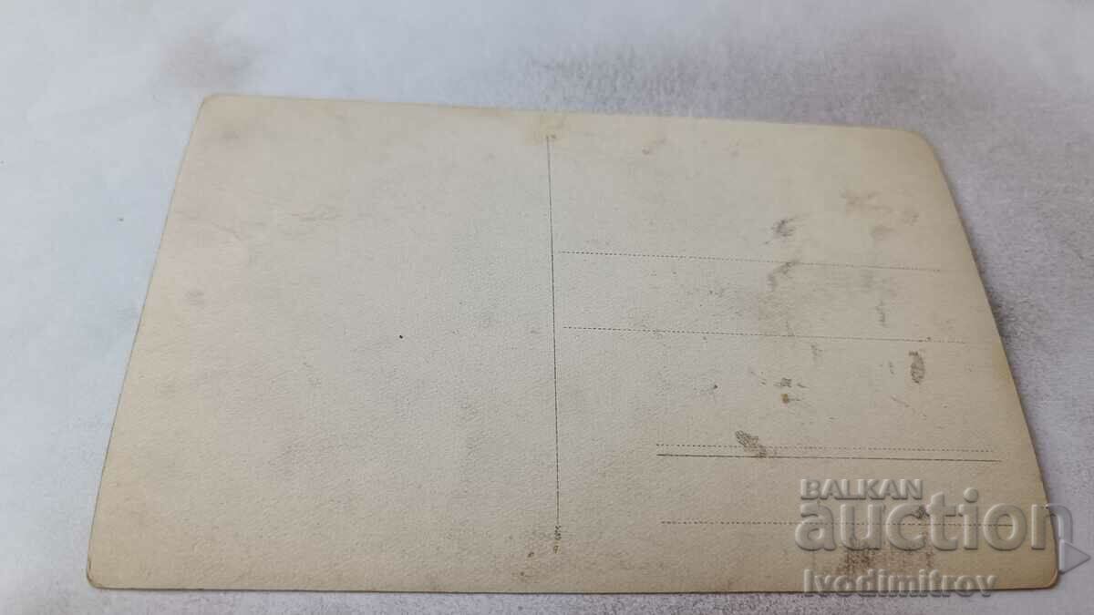 Photo Young men and women by the lake with price 1.85 BGN | € 0.95 Photo Young men and women by the lake with price 1.85 BGN | € 0.95