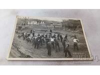 Fotografie Tineri cu târnăcobi și lopeți în râpa unui râu