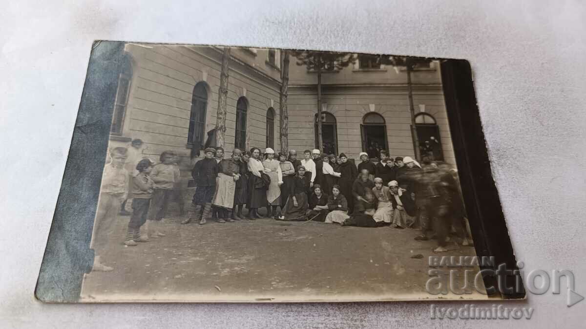 Foto elevi de clasa a III-a în curtea școlii 1921