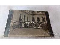 Снимка Ученици от III клас в двора на училището 1921