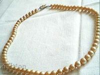 necklace of 100% natural pearls with a silver chain