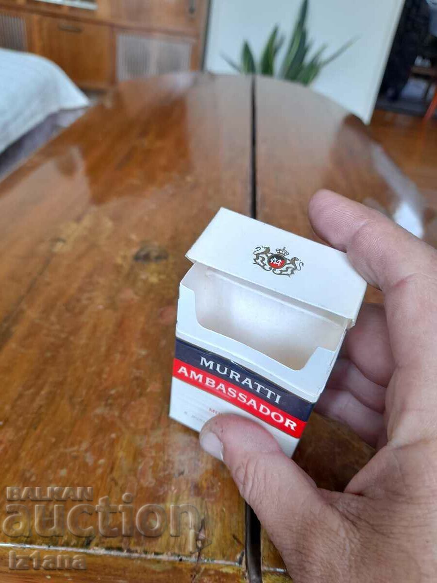 Licitație O cutie veche de țigări Muratti
