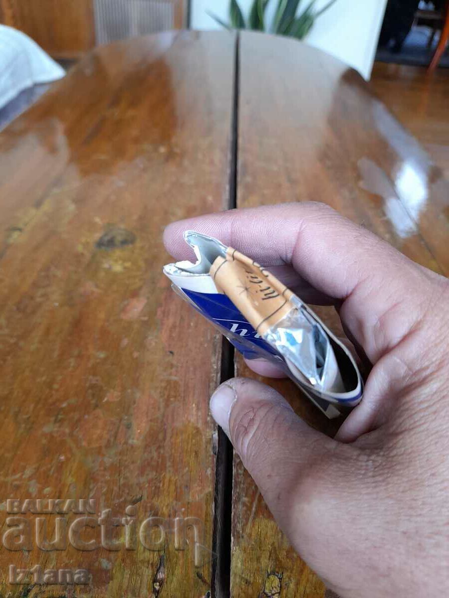 Licitație O cutie veche de țigări Hi Lite