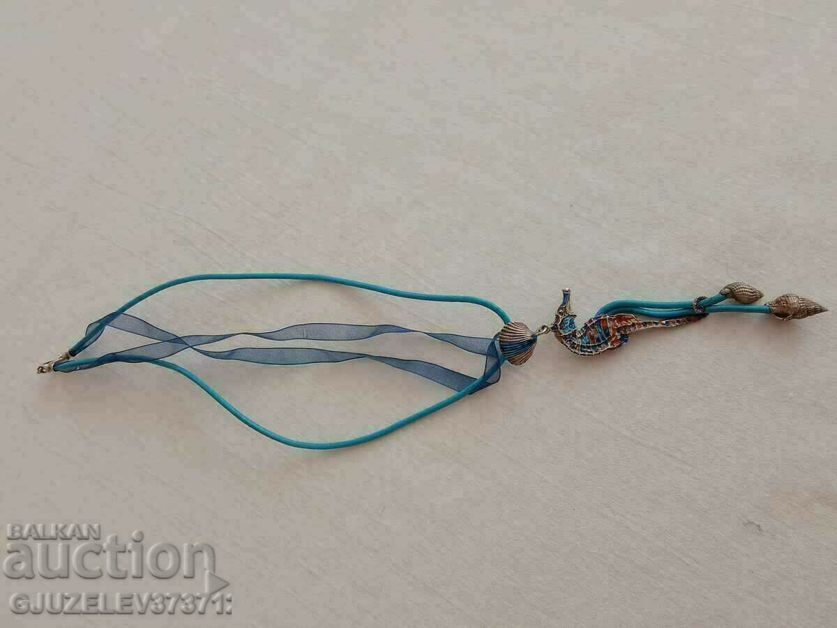 Pandantiv de căluți de mare pozat pe încuietoare din argint 925 cu preț 45.00 BGN | € 23.01 Pandantiv de căluți de mare pozat pe încuietoare din argint 925 cu preț 45.00 BGN | € 23.01