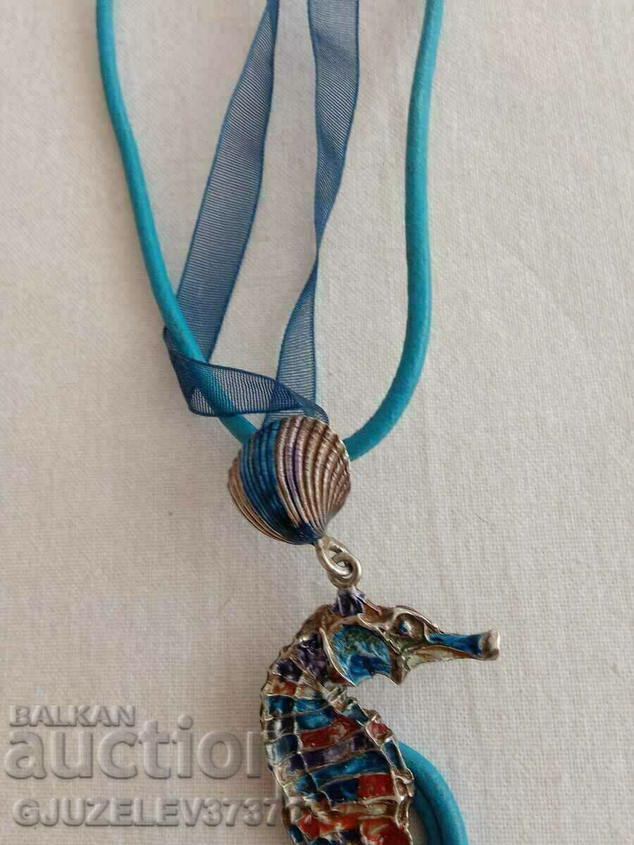 Livrarea Pandantiv de căluți de mare pozat pe încuietoare din argint 925 Livrarea Pandantiv de căluți de mare pozat pe încuietoare din argint 925