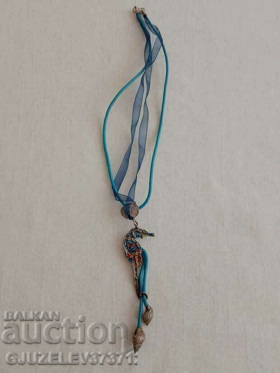 Κρεμαστό ιππόκαμπος με διακριτικό ασήμι 925 σε κούμπωμα