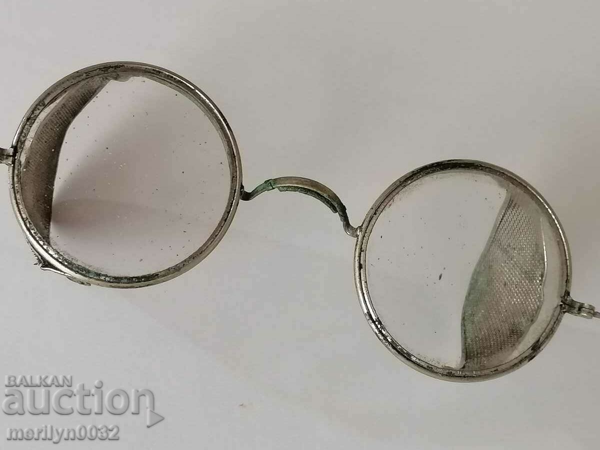 Delivery of Old glasses from the 20s Delivery of Old glasses from the 20s