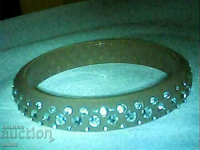Delivery of beautiful lucite bracelet 100% original with crystals Delivery of beautiful lucite bracelet 100% original with crystals