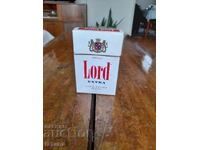 Ένα παλιό κουτί τσιγάρα του Lord