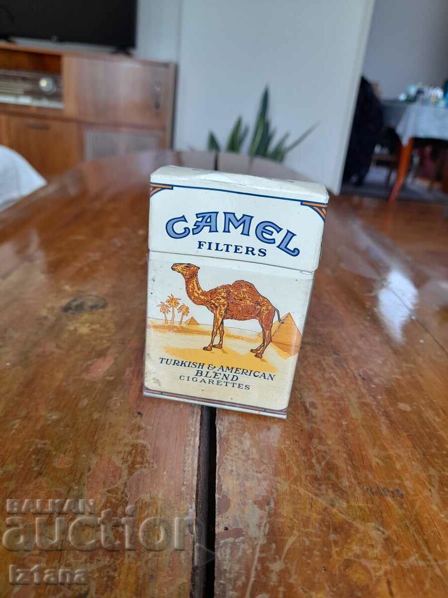 O cutie veche de țigări Camel