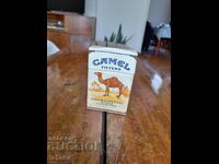 O cutie veche de țigări Camel
