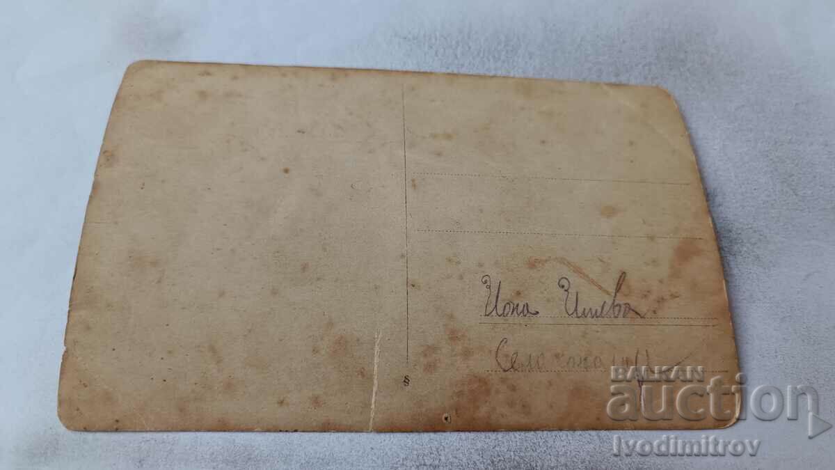 Φωτογραφία Νέοι άνδρες και γυναίκες στο πάρκο με τιμή 1.75 BGN | € 0.89