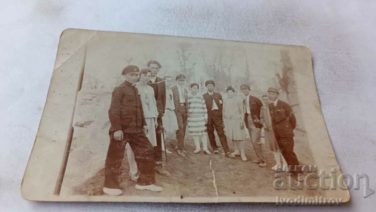 Photo Young men and women in the park