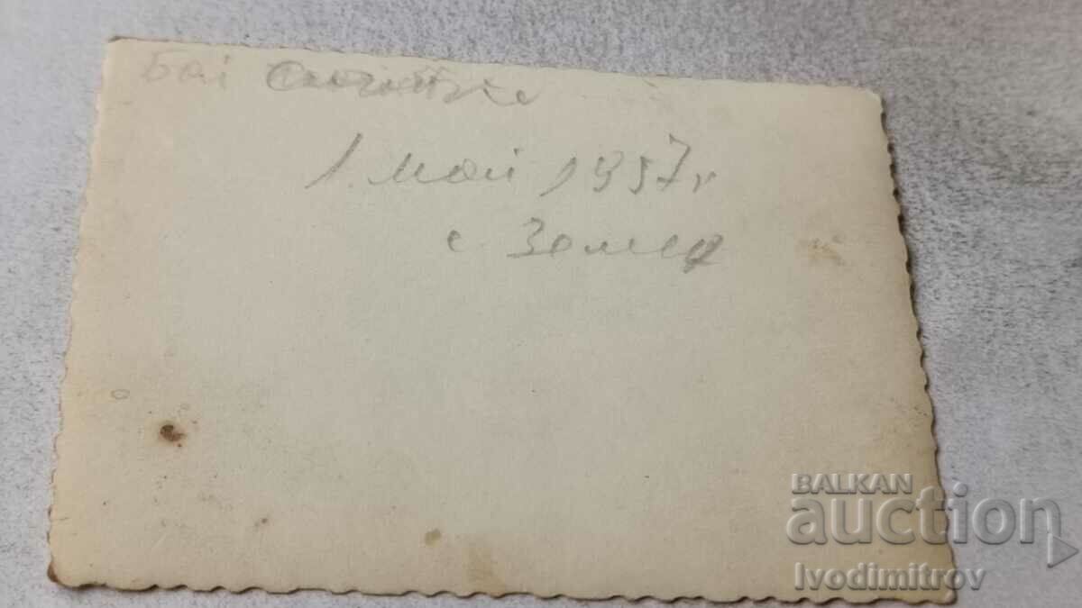 Φωτογραφία Zemen Άνδρες και γυναίκες στο δρόμο πάνω από την πόλη 1957 με τιμή 2.35 BGN | € 1.20 Φωτογραφία Zemen Άνδρες και γυναίκες στο δρόμο πάνω από την πόλη 1957 με τιμή 2.35 BGN | € 1.20