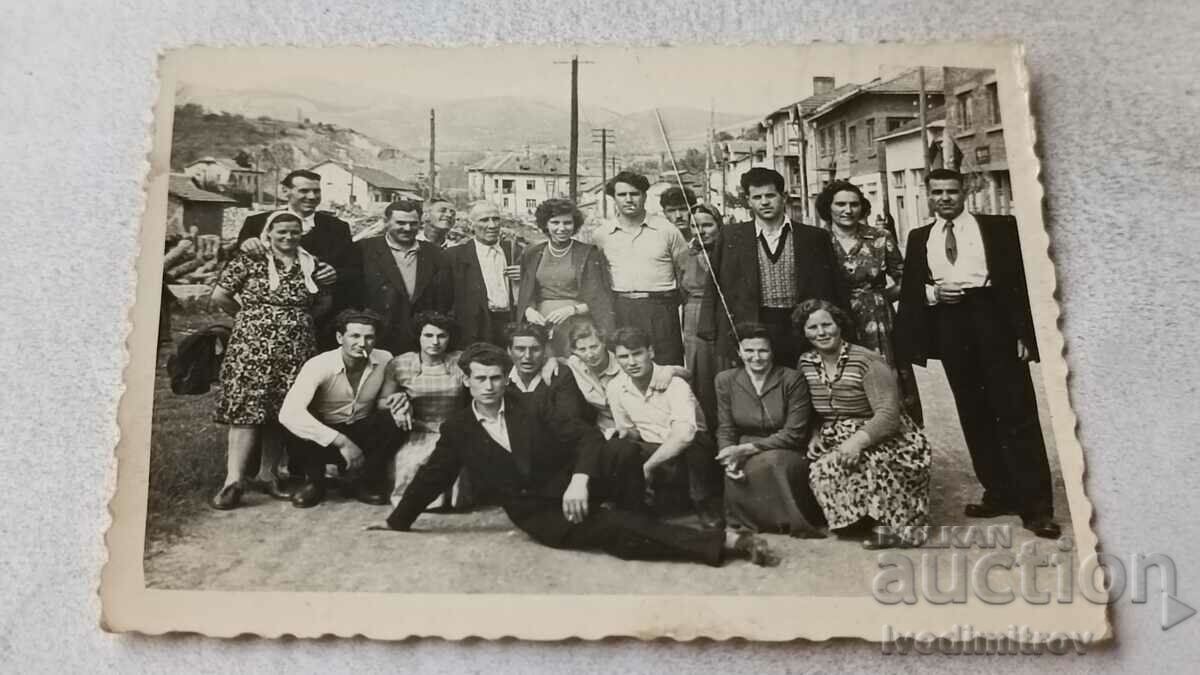 Photo Zemen Men and women on the road above the city 1957