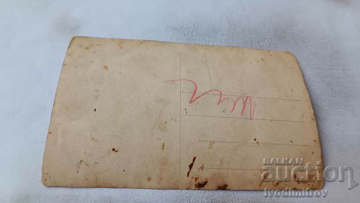 Φωτογραφία Μικρό κορίτσι σε μια ξύλινη καρέκλα με τιμή 1.45 BGN | € 0.74 Φωτογραφία Μικρό κορίτσι σε μια ξύλινη καρέκλα με τιμή 1.45 BGN | € 0.74