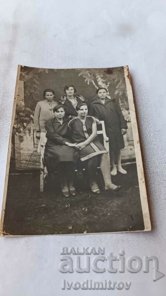 Photo Five young women