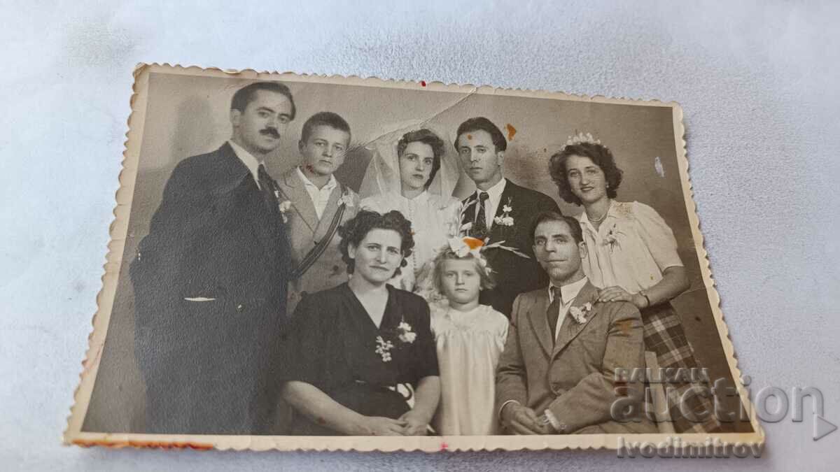 Φωτογραφία Gorna Banya Νεόνυμφοι με τους φίλους τους 1950