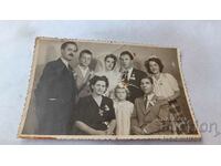 Φωτογραφία Gorna Banya Νεόνυμφοι με τους φίλους τους 1950