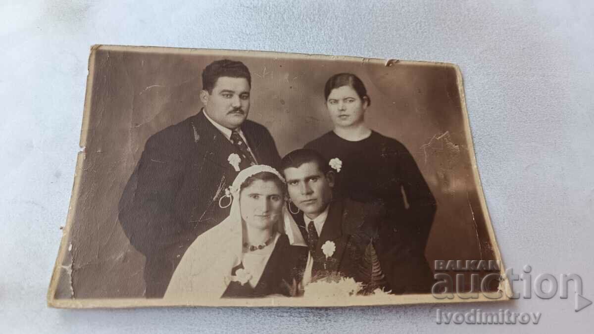 Fotografie cu proaspăt căsătoriți cu prietenii lor