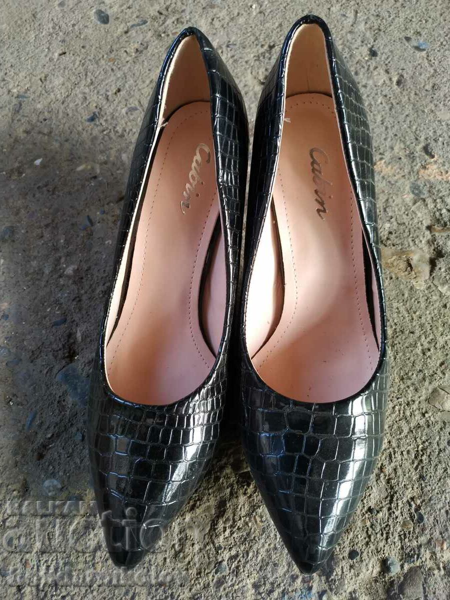 Нови, черни, елегантни дамски обувки
