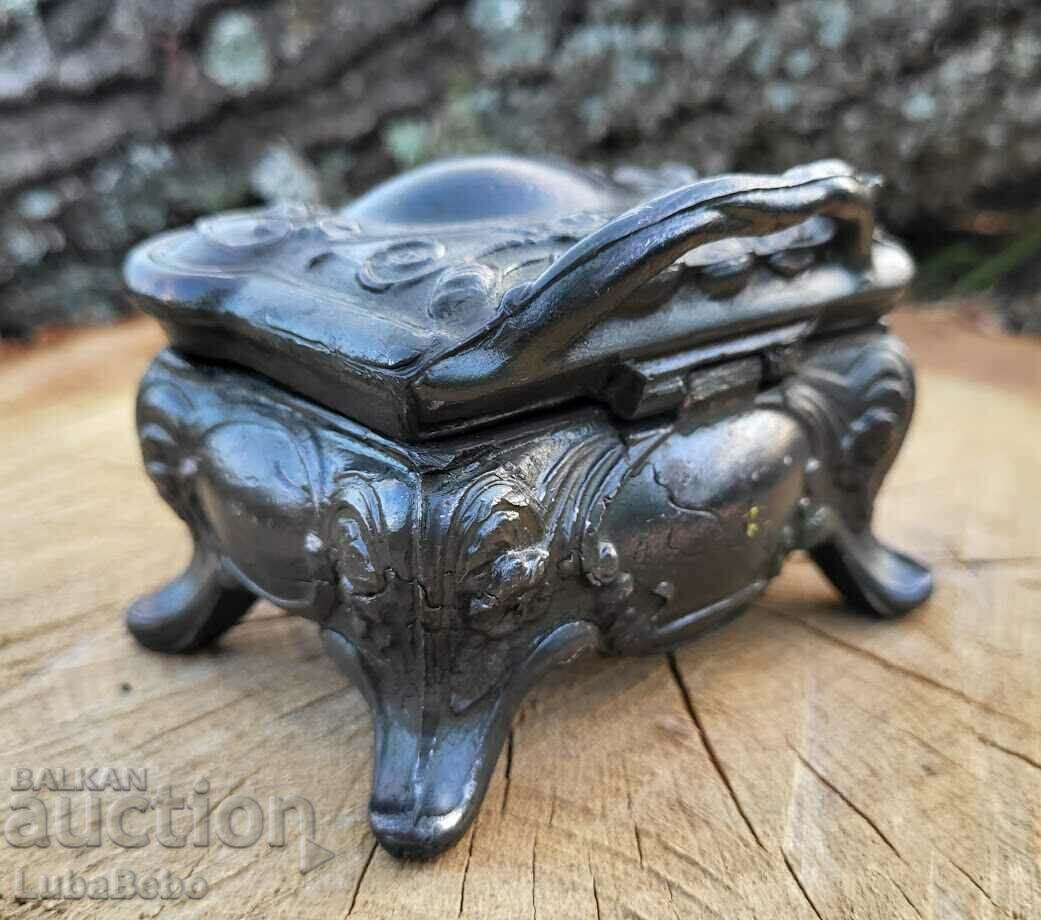 Auction Classic jewelry box in Art Nouveau style Auction Classic jewelry box in Art Nouveau style