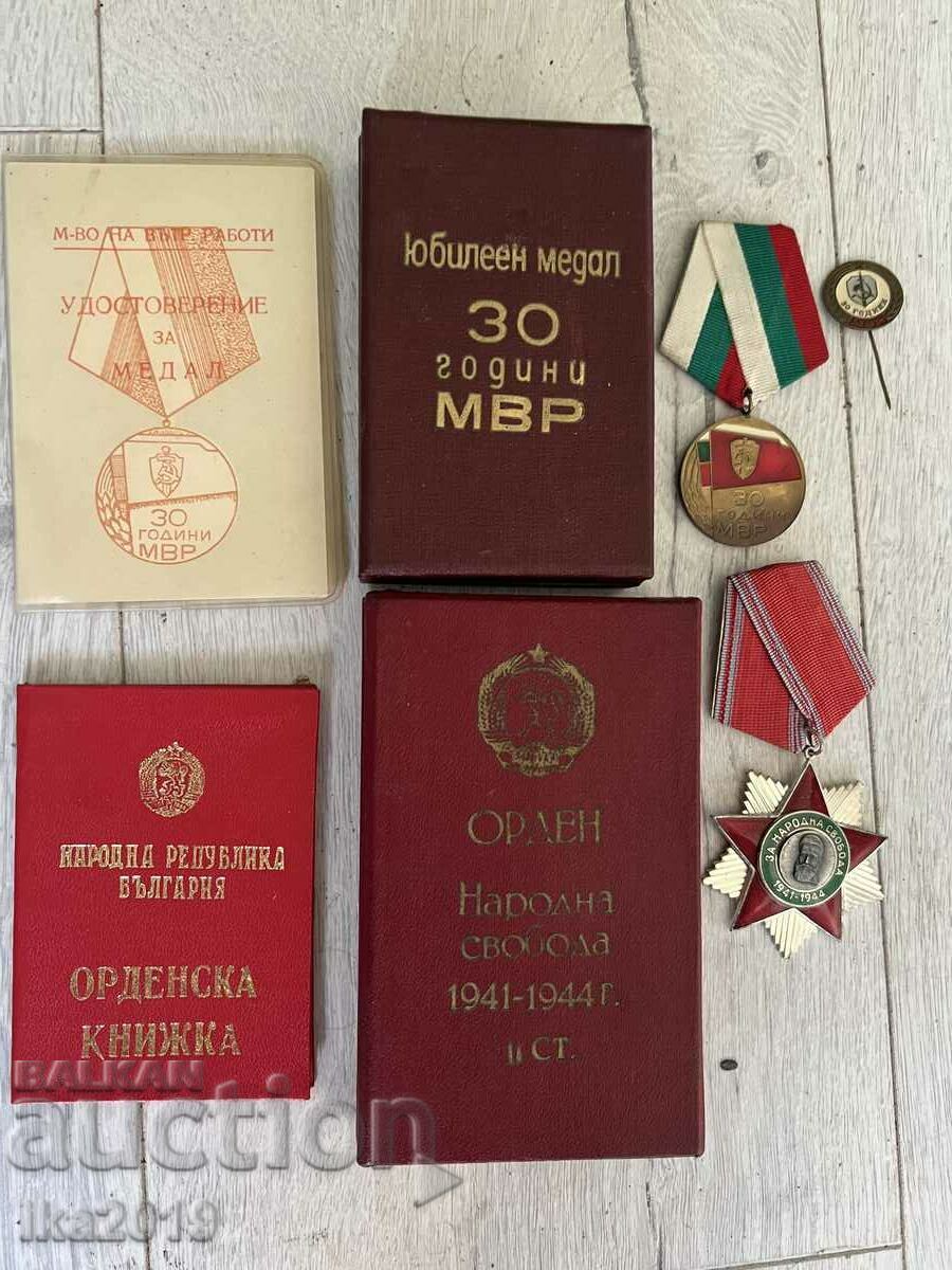 Order and MIA medal with original boxes and documents.