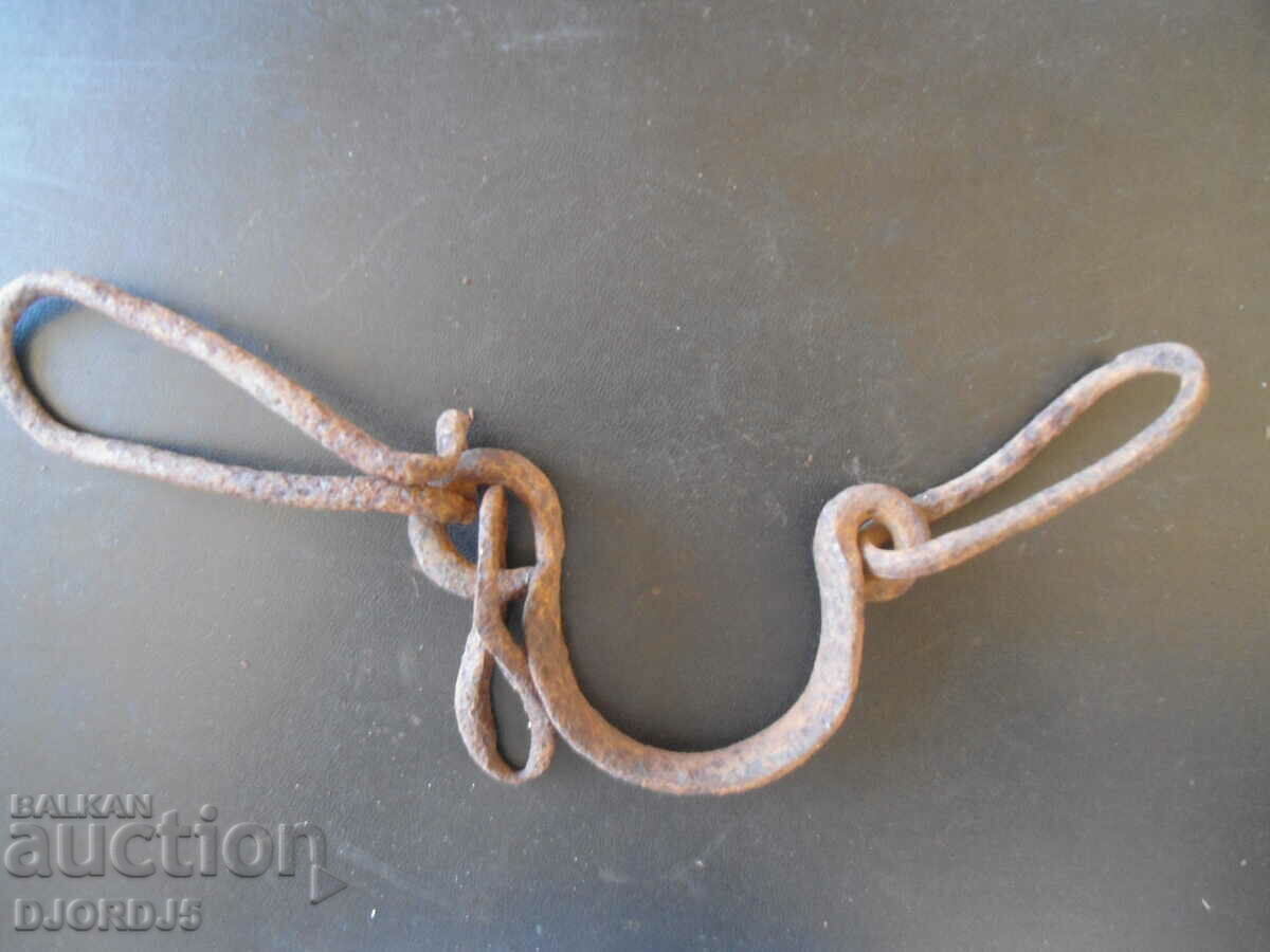 Auction Old forged sidewall, shackles Auction Old forged sidewall, shackles