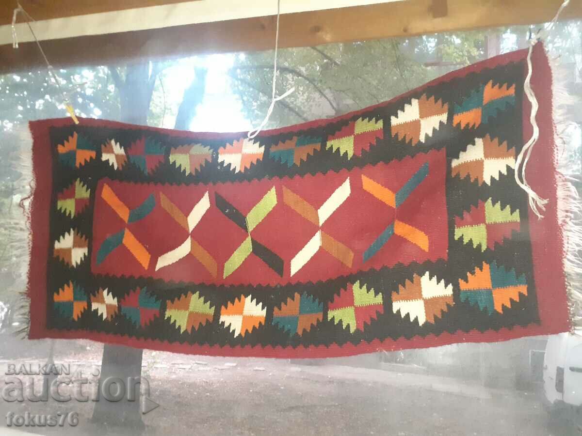 Covor vechi de lână cu preț 69.00 BGN | € 35.28