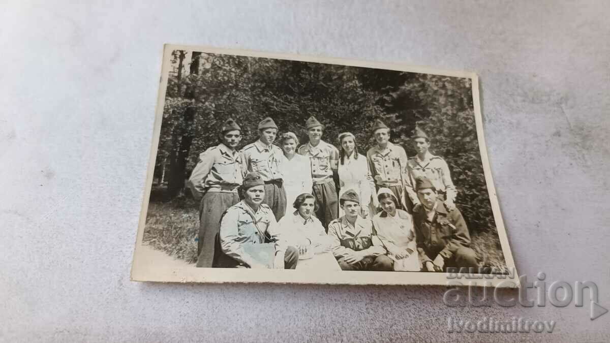 Doamna Dimitrovo ofițeri soldați și fete tinere în parc 1949