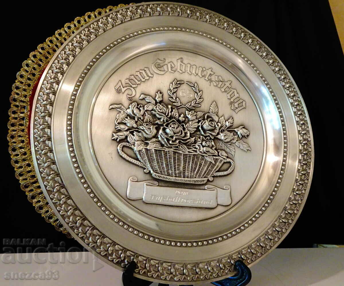 Farfurie de staniu, panou din staniu cu trandafiri pentru zi de naștere, aniversare cu preț 26.00 BGN | € 13.29