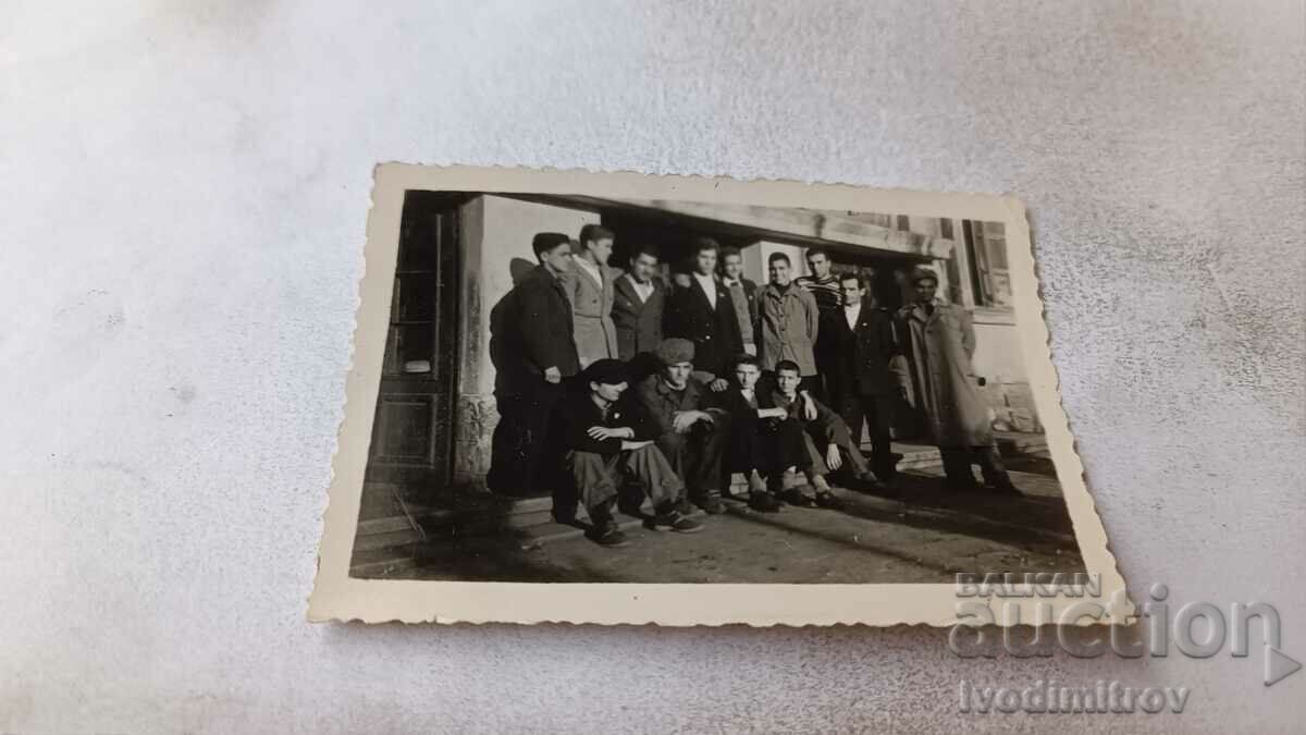 Снимка Димитрово Млади мъже пред Пансиона 1950