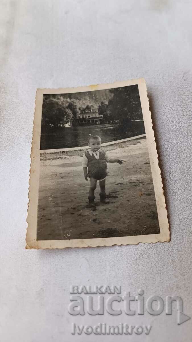 Снимка Велинград Малко момченце покрай езерото Клептуза