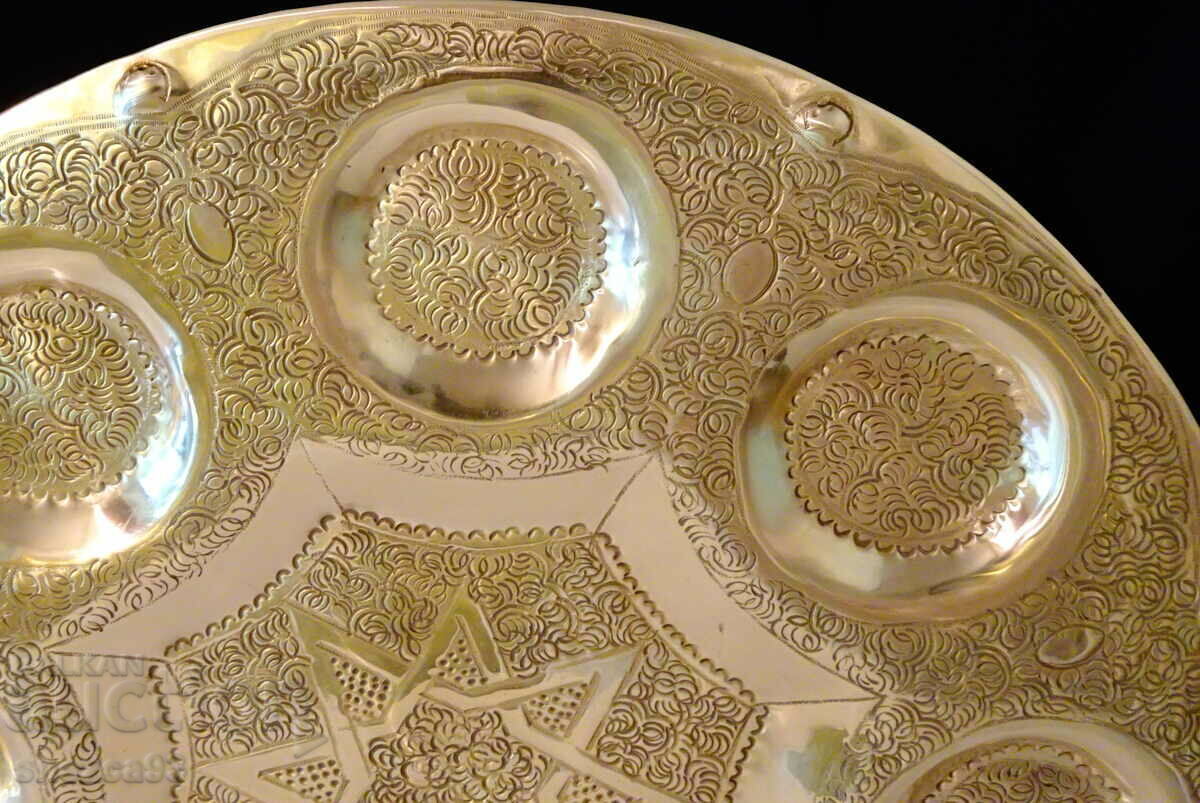 Auction Persian bronze tray 36 cm., 1 kg. Auction Persian bronze tray 36 cm., 1 kg.