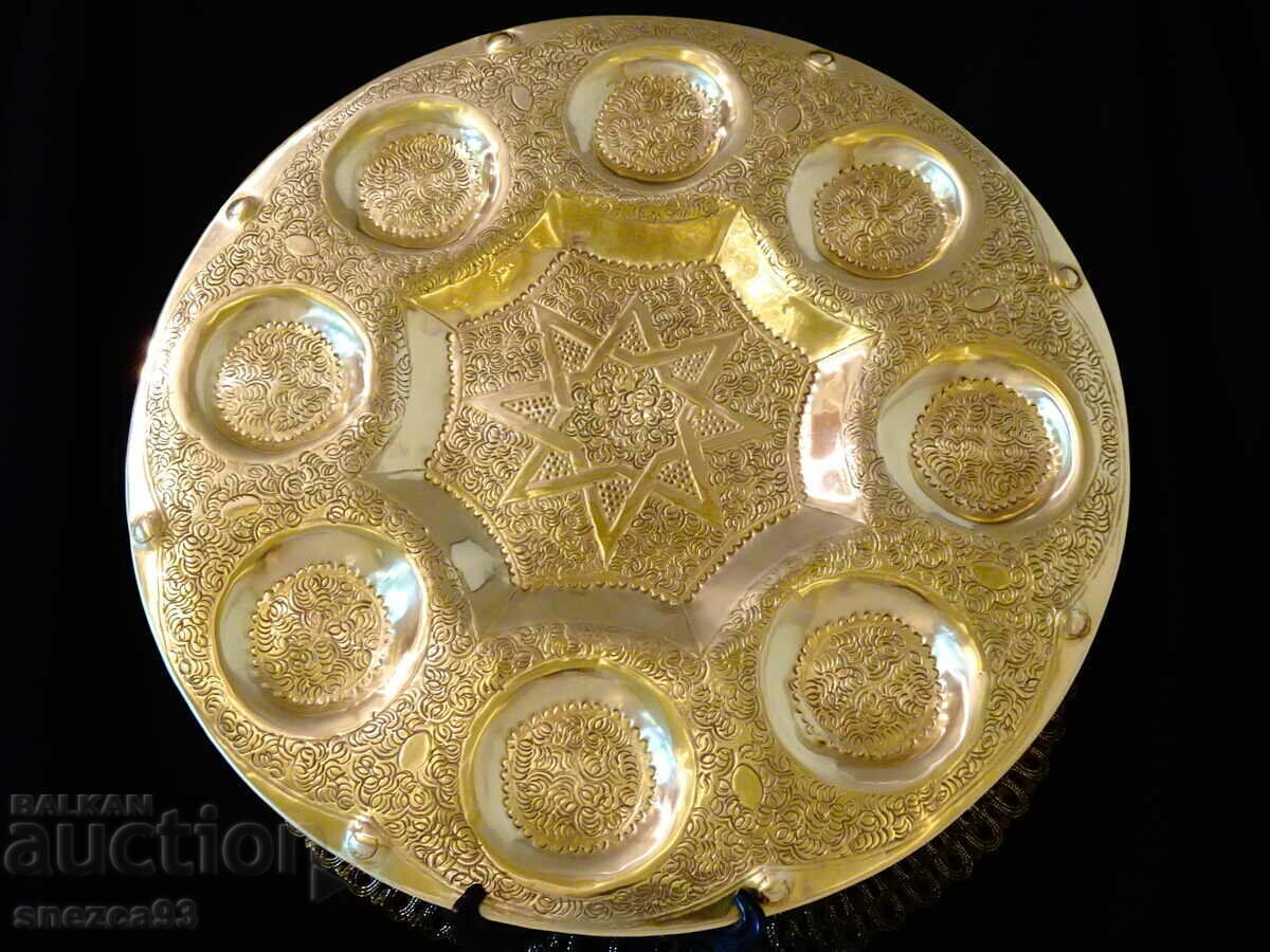 Persian bronze tray 36 cm., 1 kg. Persian bronze tray 36 cm., 1 kg.
