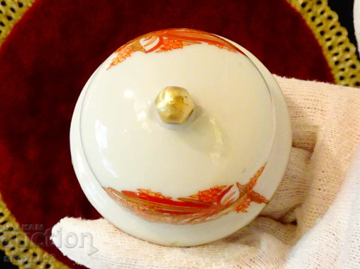 Auction Ancient vase, urn, jar, Chinese porcelain, gold. Auction Ancient vase, urn, jar, Chinese porcelain, gold.