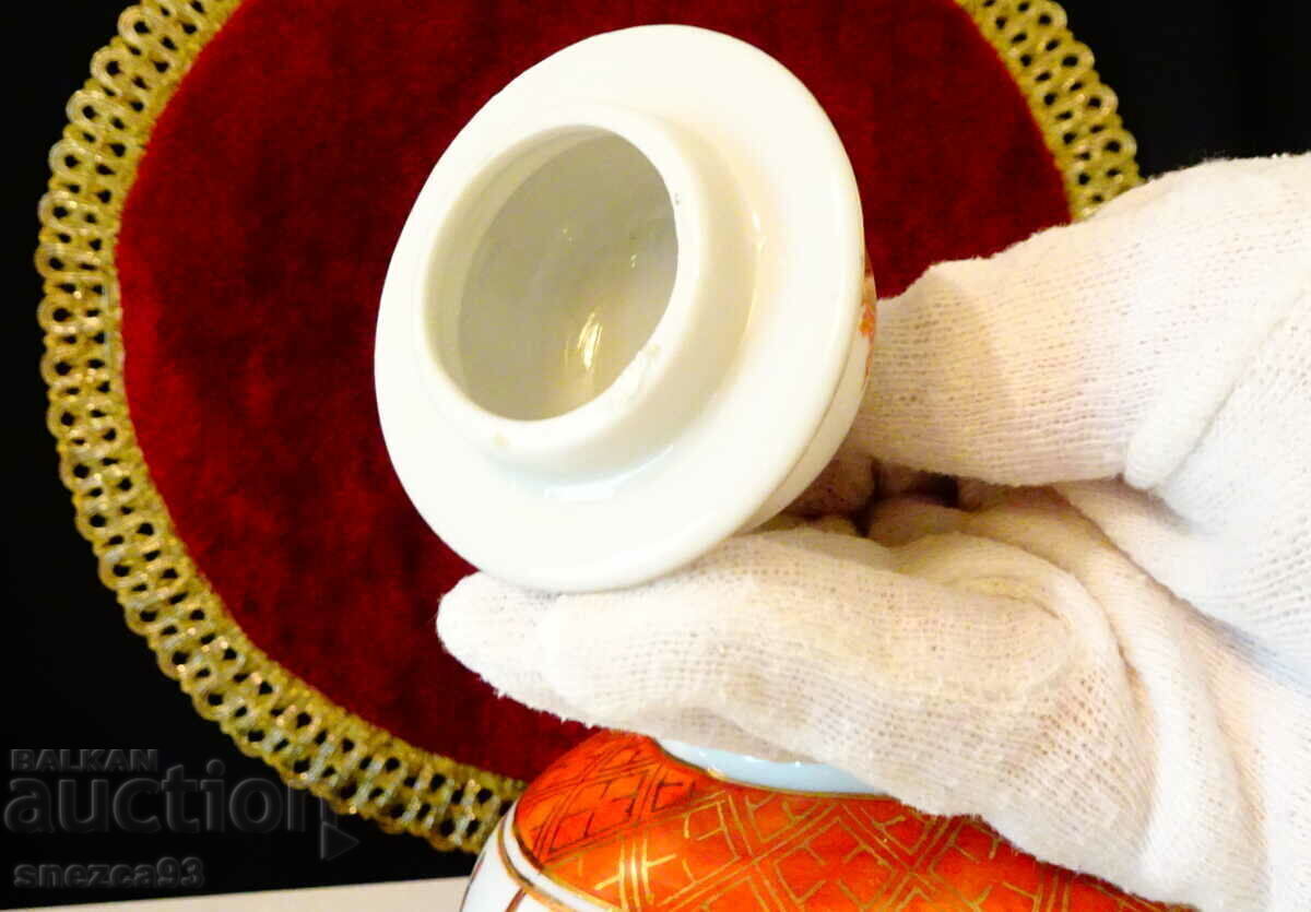 Delivery of Ancient vase, urn, jar, Chinese porcelain, gold. Delivery of Ancient vase, urn, jar, Chinese porcelain, gold.