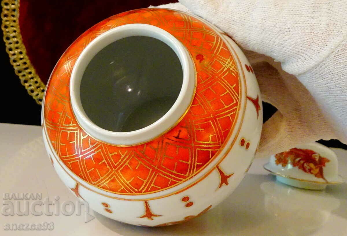 Ancient vase, urn, jar, Chinese porcelain, gold. - 5 Ancient vase, urn, jar, Chinese porcelain, gold. - 5