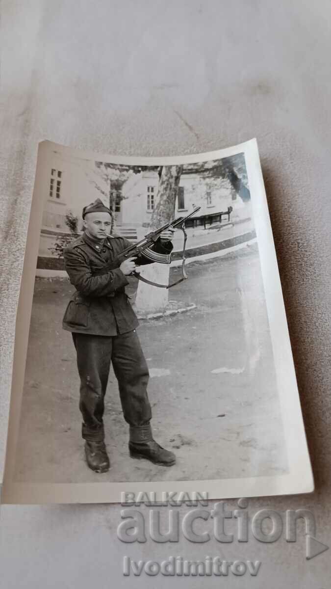 Fotografie Kyustendil Voinik cu Kalashnikov AK 47 1974