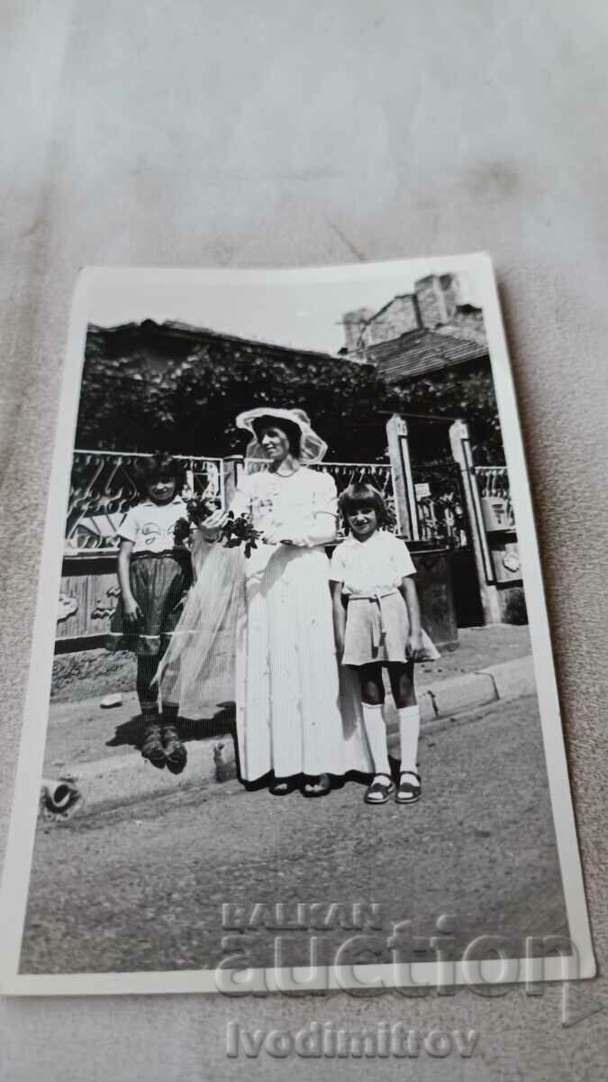 Photo Bride and two children on the street