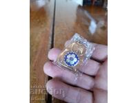 Breloc pentru asamblarea steagului păcii vechi