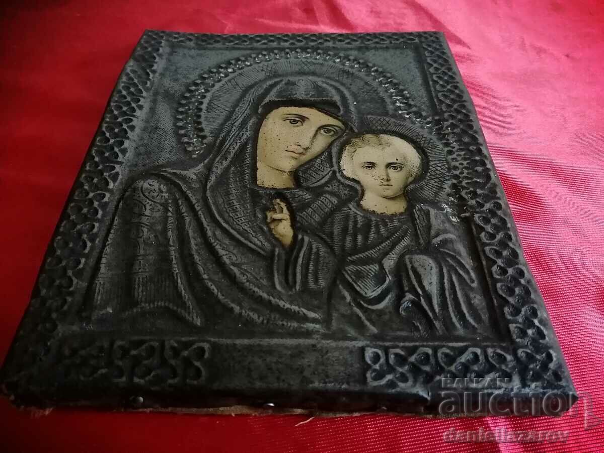 Veche icoană RUSĂ a Fecioarei cu Pruncul, feronerie secolul al XIX-lea cu preț € 120.00 | 234.70 BGN