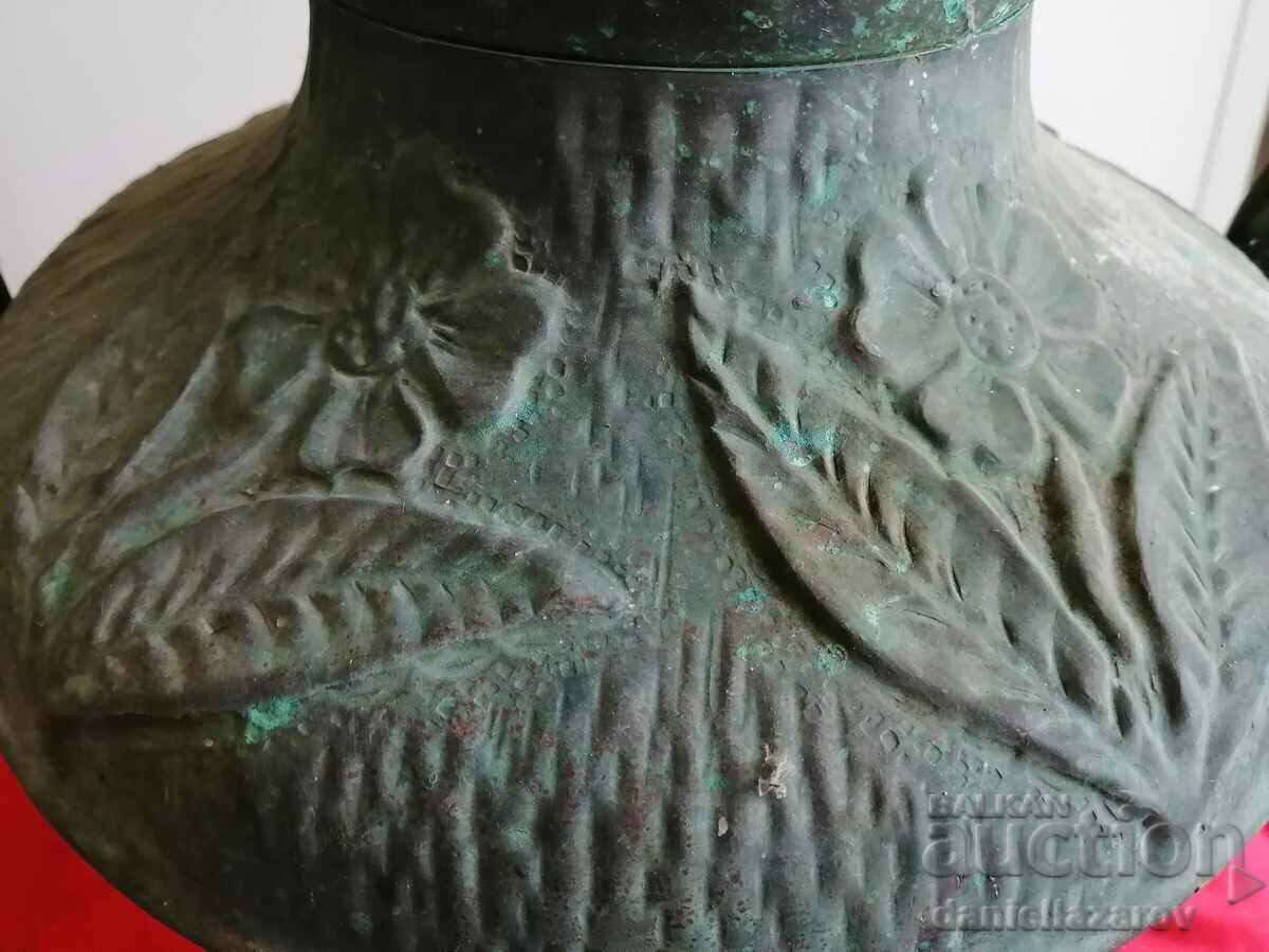 Auction Huge Ancient Vessel, Amphora, Vase, Pot 19th Century. Auction Huge Ancient Vessel, Amphora, Vase, Pot 19th Century.