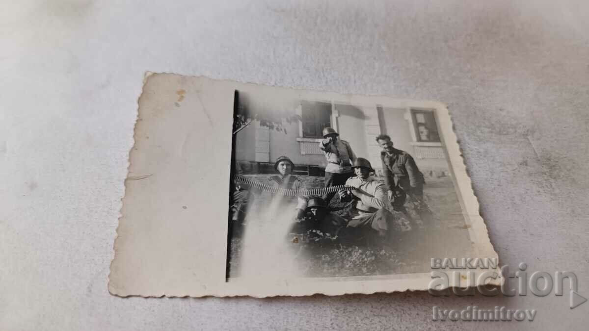 Foto Soldații cu o centură de cartușe pentru o mitralieră MAXIM